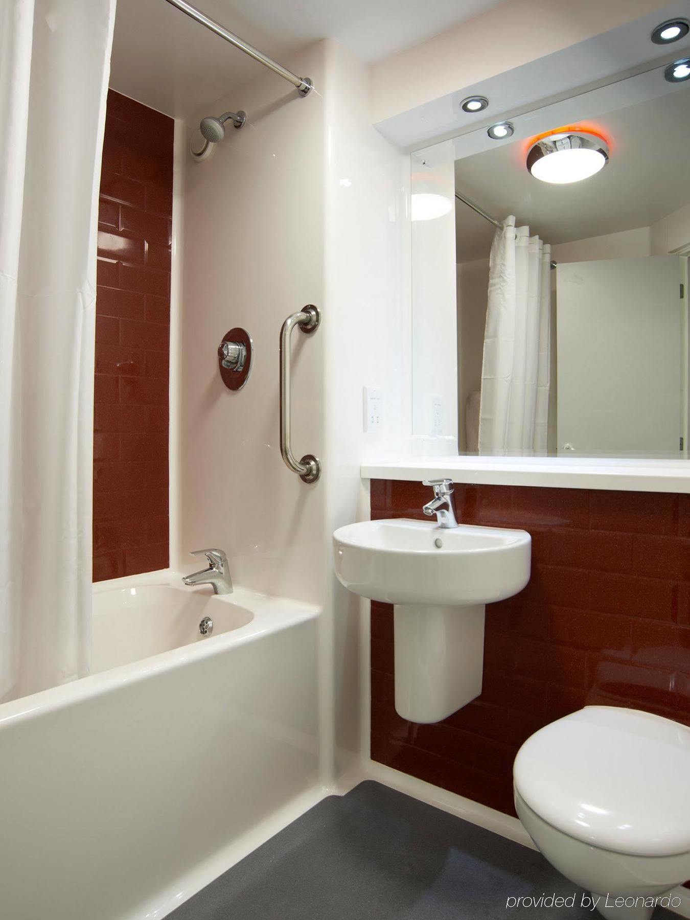 Travelodge London Stadtteil Ealing Exterior foto